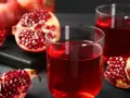 Szklanki z rubinowym sokiem z granatu i świeże owoce. Odkryj sok z granatu właściwości i ciesz się jego smakiem.