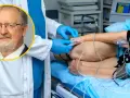 Lekarz w rękawiczkach przygotowuje pacjenta do zabiegu. Czy kolonoskopia boli? Ekspert rozwiewa wątpliwości.