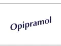 Napis "Opipramol" w kolorze granatowym z fioletowym cieniem, lekko pochylony.