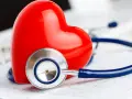 Czerwone serce i stetoskop na tle EKG. Symbolizuje troskę o zdrowie i prawidłowy poziom troponiny.