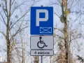 Znak informuje o parkingu dla osób z niepełnosprawnościami. Orzeczenie o niepełnosprawności można uzyskać na wiele chorób, np. schorzenia narządu ruchu.
