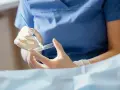 Ręce w rękawiczkach przygotowują próbkę do badania. To kluczowy etap, by dowiedzieć się, cytologia co to i jak działa.