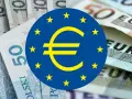 Symbol euro na tle polskich banknotów i banknotów euro. Czy to zapowiedź euro w Polsce?