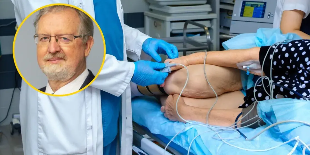 Lekarz w rękawiczkach przygotowuje pacjenta do zabiegu. Czy kolonoskopia boli? Ekspert rozwiewa wątpliwości.