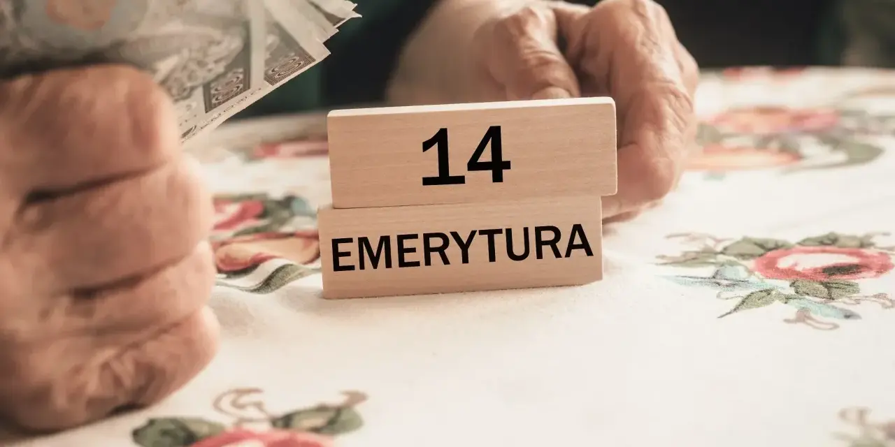 Dłonie trzymają pieniądze obok drewnianych klocków z napisem "14 EMERYTURA".