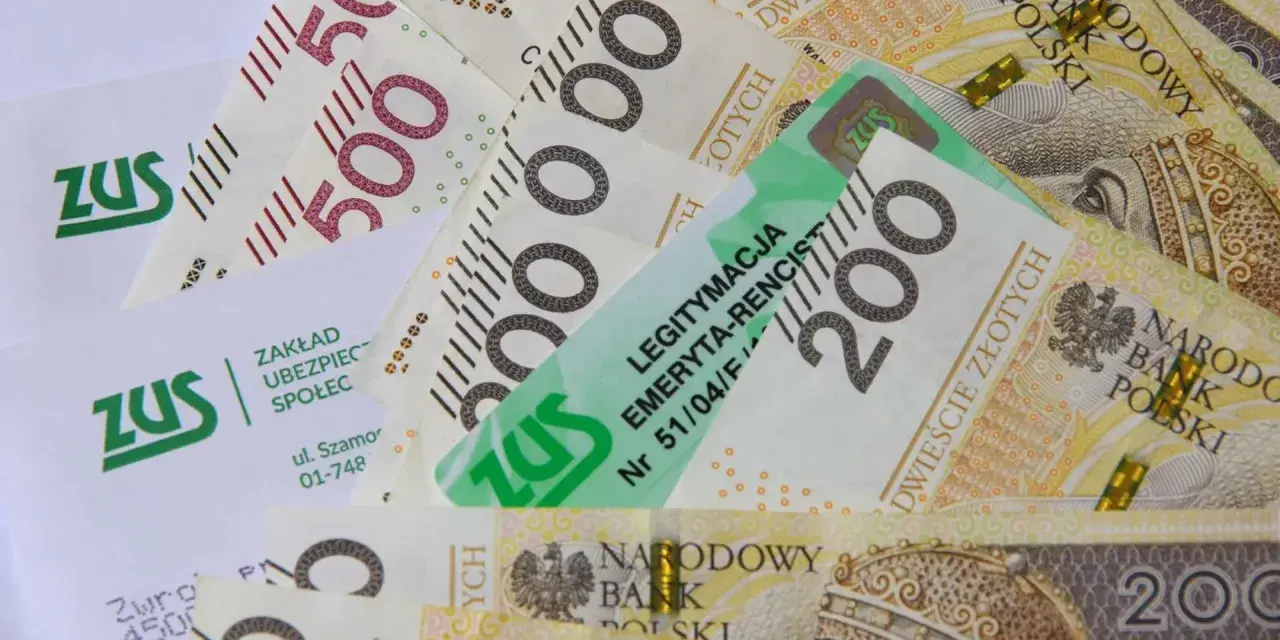 ZUS i polskie banknoty 200 i 500 zł. Legitymacja emeryta-rencisty ZUS leży na pieniądzach.