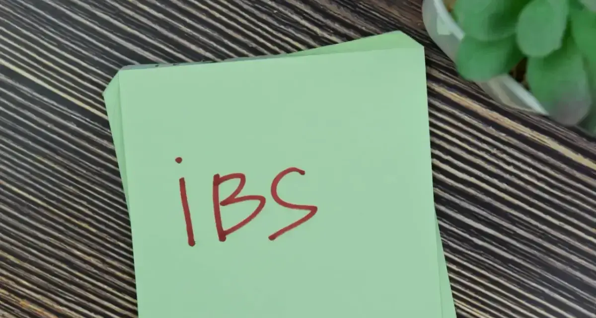 Na zielonej kartce napisano "IBS". Może to przypomnienie o lekach, takich jak Duspatalin, które pomagają w łagodzeniu objawów zespołu jelita drażliwego.