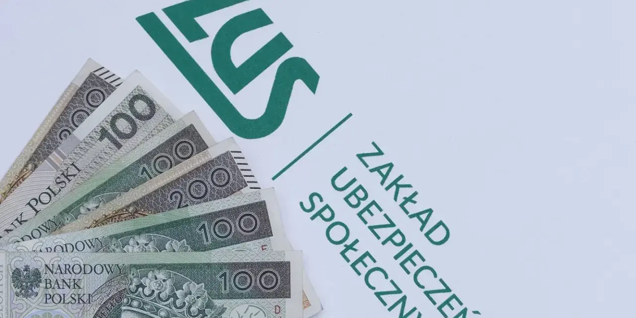 Pieniądze, w tym banknoty 100 i 200 zł, leżą obok zielonego logo ZUS. To dodatek dopełniający do świadczeń.