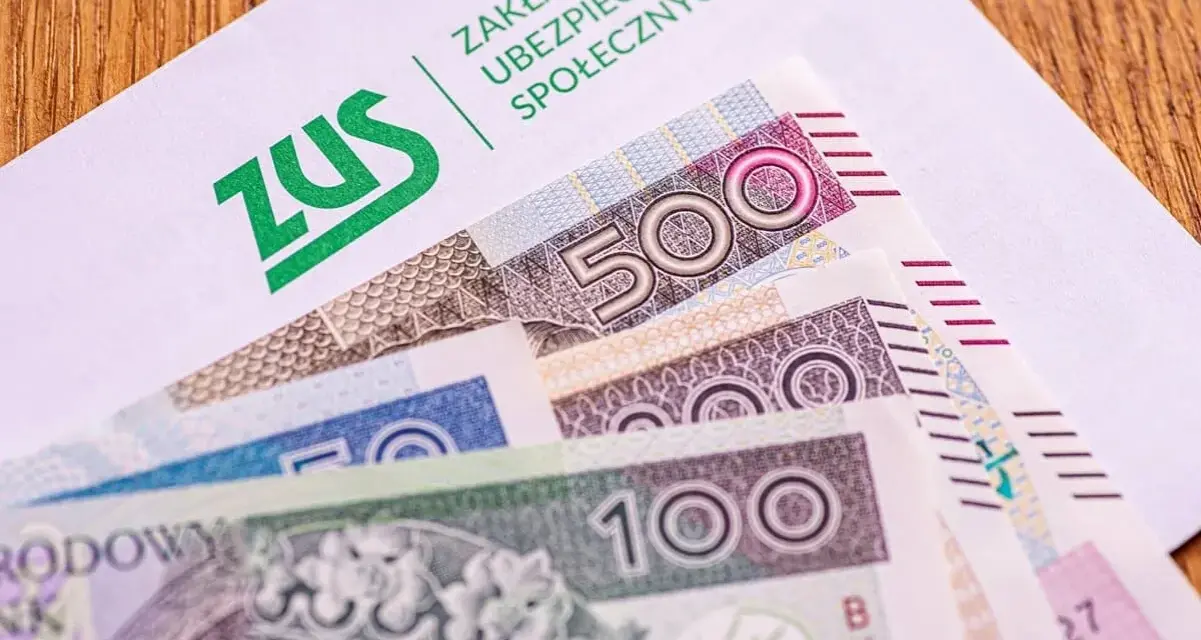 Koperta ZUS z banknotami 100 i 500 zł. Nadzieja na dodatkowe środki, jak trzynasta emerytura, dla seniorów.