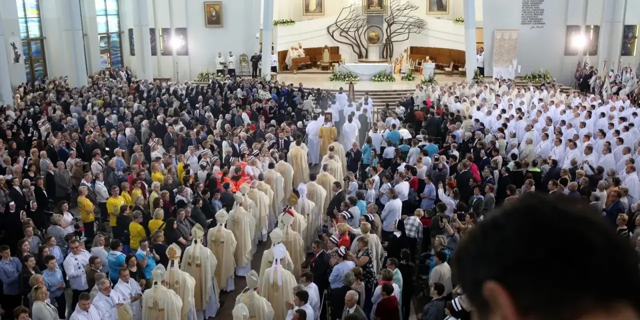 Tłum wiernych w kościele podczas uroczystości 3 maja. Wiele osób w białych szatach, prawdopodobnie duchownych, uczestniczy w nabożeństwie.