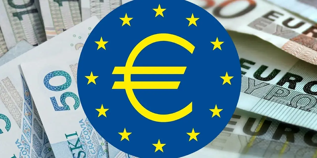 Symbol euro na tle polskich banknotów i banknotów euro. Czy to zapowiedź euro w Polsce?