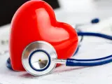 Czerwone serce i stetoskop na tle EKG. Symbolizuje troskę o zdrowie i prawidłowy poziom troponiny.