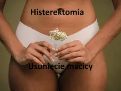 Kobieta trzymająca kubeczek menstruacyjny z kwiatami. Napisy "Histerektomia" i "Usunięcie macicy" sugerują temat.