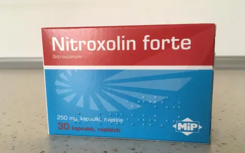 Opakowanie leku Nitroxolin forte, zawierające 30 miękkich kapsułek po 250 mg.
