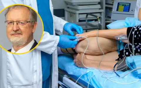 Lekarz w rękawiczkach przygotowuje pacjenta do zabiegu. Czy kolonoskopia boli? Ekspert rozwiewa wątpliwości.