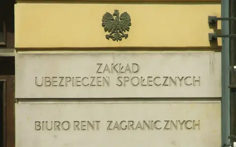 Tablica z napisem "Zakład Ubezpieczeń Społecznych" i godłem Polski.