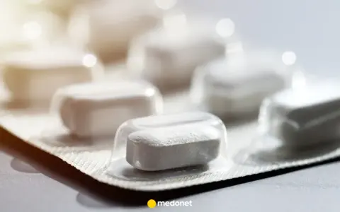 Białe tabletki w blistrze, jedna z nich wyraźna, z napisem skudexa 75 mg + 25 mg.