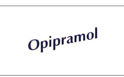 Napis "Opipramol" w kolorze granatowym z fioletowym cieniem, lekko pochylony.