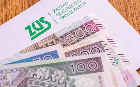 Koperta ZUS z banknotami 100 i 500 zł. Nadzieja na dodatkowe środki, jak trzynasta emerytura, dla seniorów.
