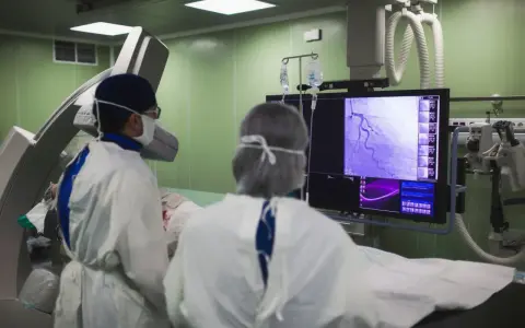Lekarze analizują obraz z koronarografii na monitorze w sali operacyjnej.