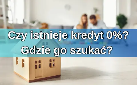 Drewniany model domu na tle rodziny. Czy istnieje kredyt 0%? Gdzie go szukać, by spełnić marzenie o własnym M?