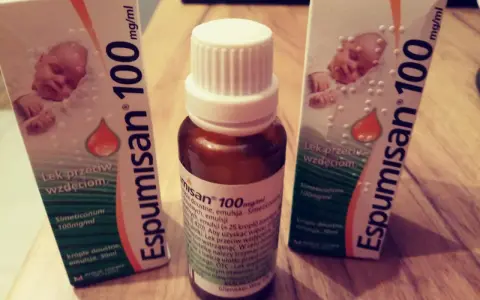 Dwie paczki i butelka Espumisan 100 mg/ml. Sprawdź espumisan 100 dawkowanie na ulotce.