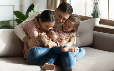 Rodzina przytula się na kanapie. Radość i miłość, jakby to były ich babciowe.