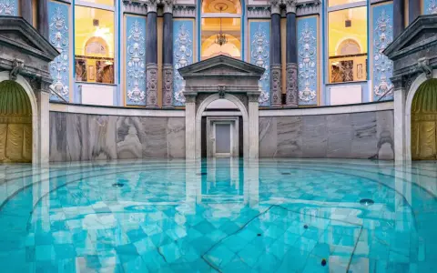 Wnętrze basenu w sanatorium Długopole-Zdrój. Sprawdź sanatorium Długopole-Zdrój cennik i zarezerwuj pobyt.