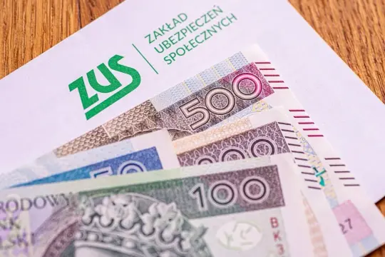 ZUS i polskie banknoty. Tabela 13 emerytura 2026 może zawierać informacje o kwotach wypłat.