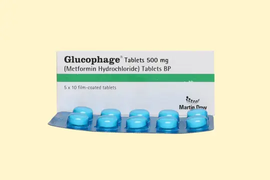 Opakowanie leku Glucophage 500 mg z niebieskimi tabletkami w blistrze.