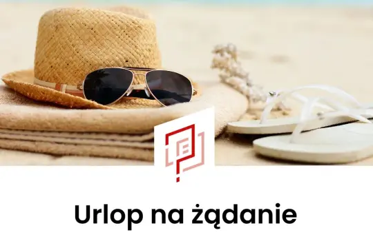 Słomkowy kapelusz, okulary przeciwsłoneczne i klapki na plaży. Czas na urlop na żądanie!