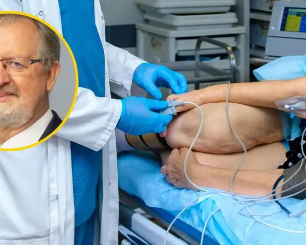 Lekarz w rękawiczkach przygotowuje pacjenta do zabiegu. Czy kolonoskopia boli? Ekspert rozwiewa wątpliwości.