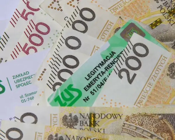 ZUS i polskie banknoty 200 i 500 zł. Legitymacja emeryta-rencisty ZUS leży na pieniądzach.