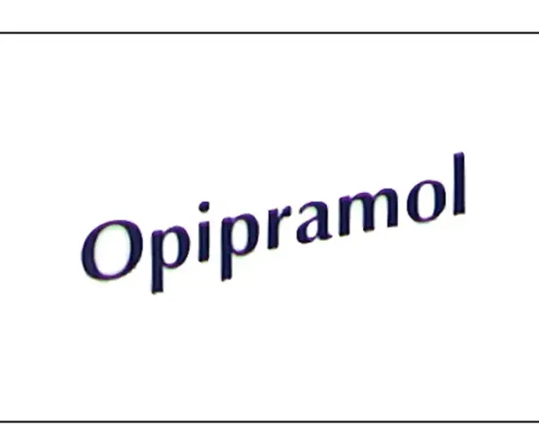 Napis "Opipramol" w kolorze granatowym z fioletowym cieniem, lekko pochylony.