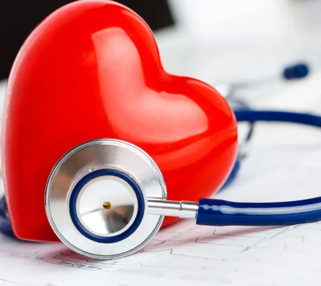 Czerwone serce i stetoskop na tle EKG. Symbolizuje troskę o zdrowie i prawidłowy poziom troponiny.