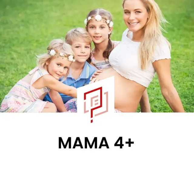 Szczęśliwa ciężarna mama z trójką dzieci na trawie. Myśląc o przyszłości i emeryturze za 4 dzieci.