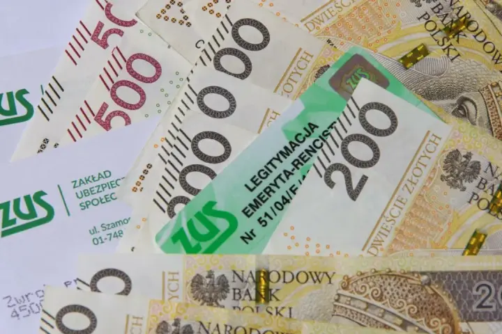 ZUS i polskie banknoty 200 i 500 zł. Legitymacja emeryta-rencisty ZUS leży na pieniądzach.