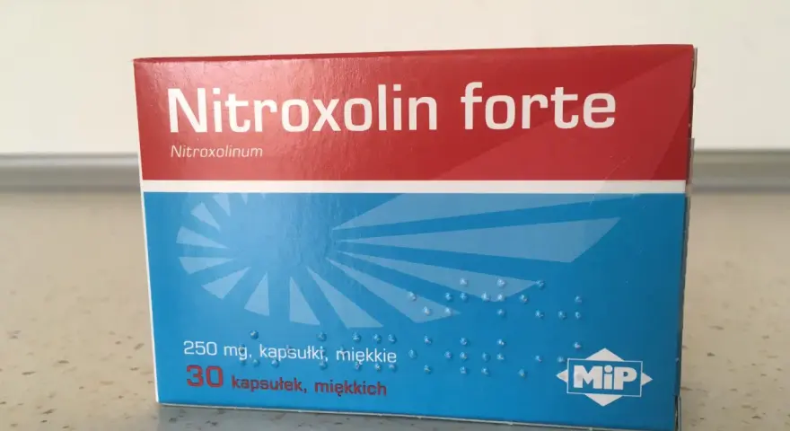 Opakowanie leku Nitroxolin forte, zawierające 30 miękkich kapsułek po 250 mg.