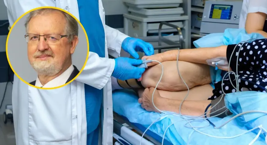 Lekarz w rękawiczkach przygotowuje pacjenta do zabiegu. Czy kolonoskopia boli? Ekspert rozwiewa wątpliwości.