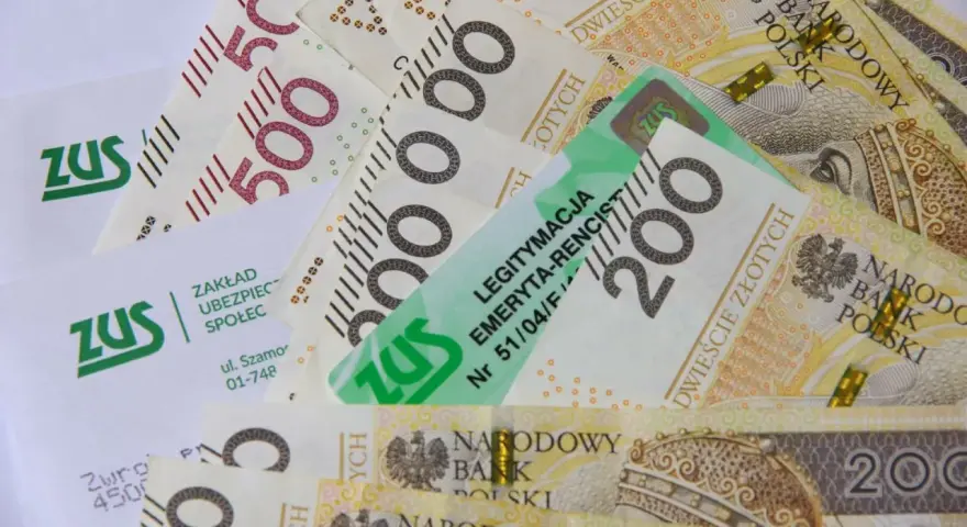 ZUS i polskie banknoty 200 i 500 zł. Legitymacja emeryta-rencisty ZUS leży na pieniądzach.