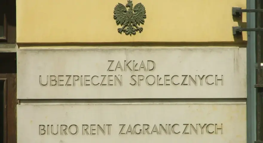 Tablica z napisem "Zakład Ubezpieczeń Społecznych" i godłem Polski.