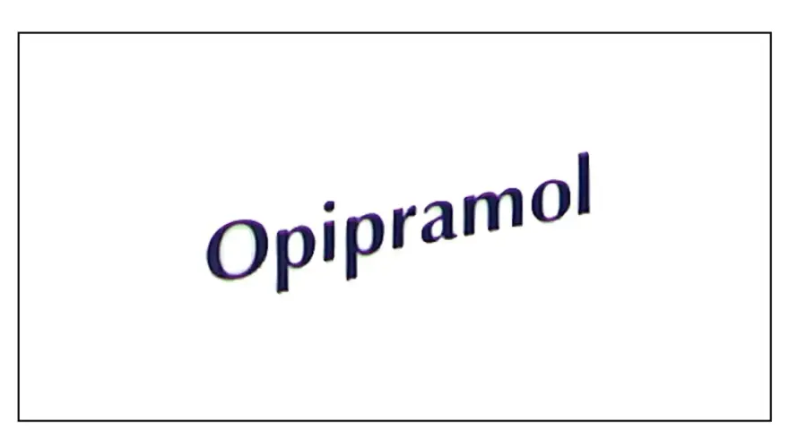 Napis "Opipramol" w kolorze granatowym z fioletowym cieniem, lekko pochylony.