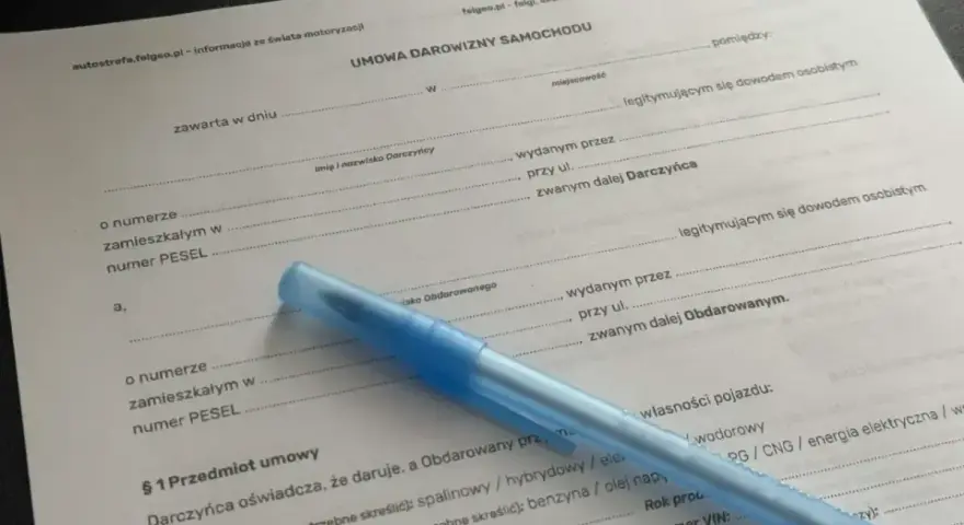 Umowa darowizny samochodu. Dokument zawiera dane darczyńcy i obdarowanego, szczegóły pojazdu oraz miejsce na podpisy.