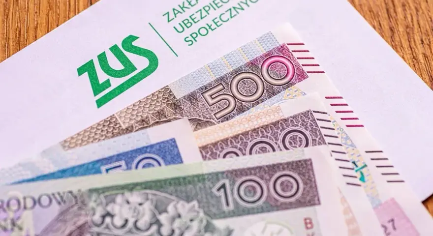 Koperta ZUS z banknotami 100 i 500 zł. Nadzieja na dodatkowe środki, jak trzynasta emerytura, dla seniorów.