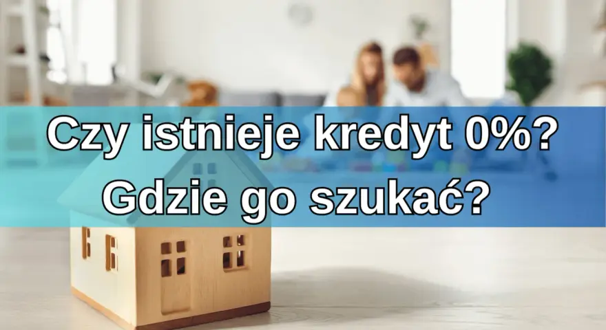 Drewniany model domu na tle rodziny. Czy istnieje kredyt 0%? Gdzie go szukać, by spełnić marzenie o własnym M?