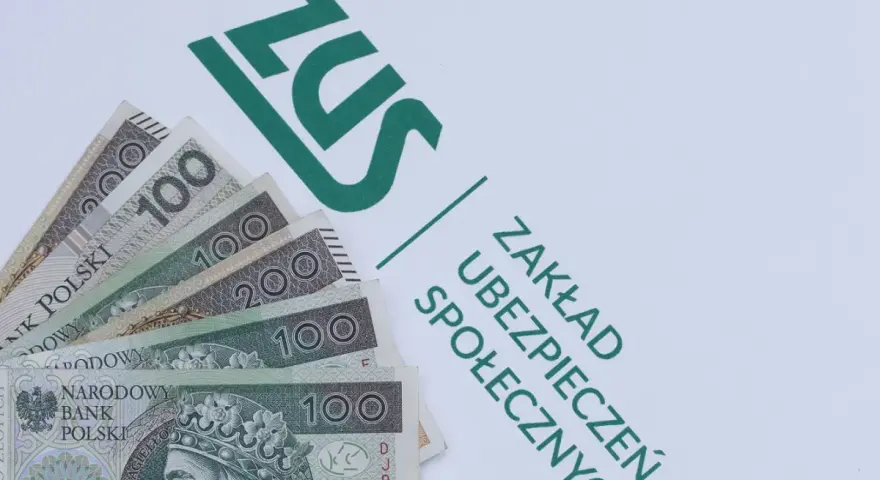 Pieniądze na tle logo ZUS. Zastanawiasz się nad swoim subkontem ZUS i przyszłością?
