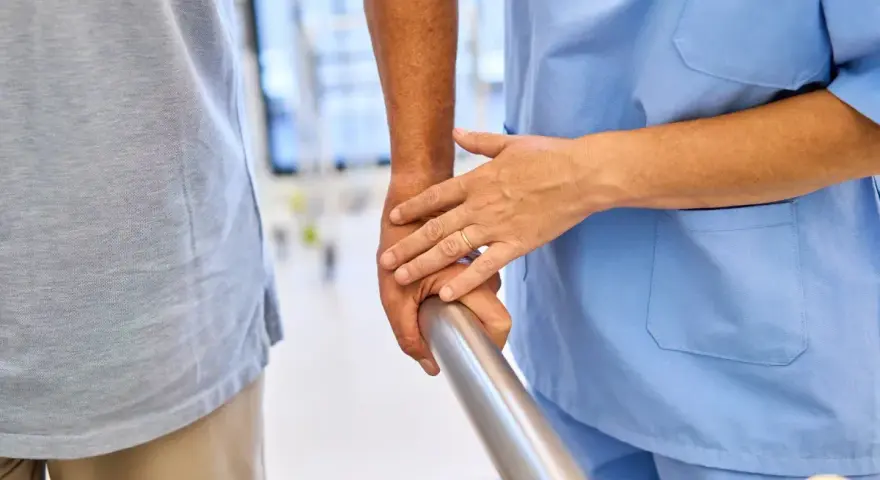 Fizjoterapeuta pomaga pacjentowi w rehabilitacji. Dowiedz się, ile wynosi zasiłek rehabilitacyjny.