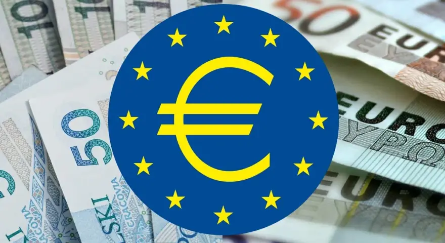 Symbol euro na tle polskich banknotów i banknotów euro. Czy to zapowiedź euro w Polsce?