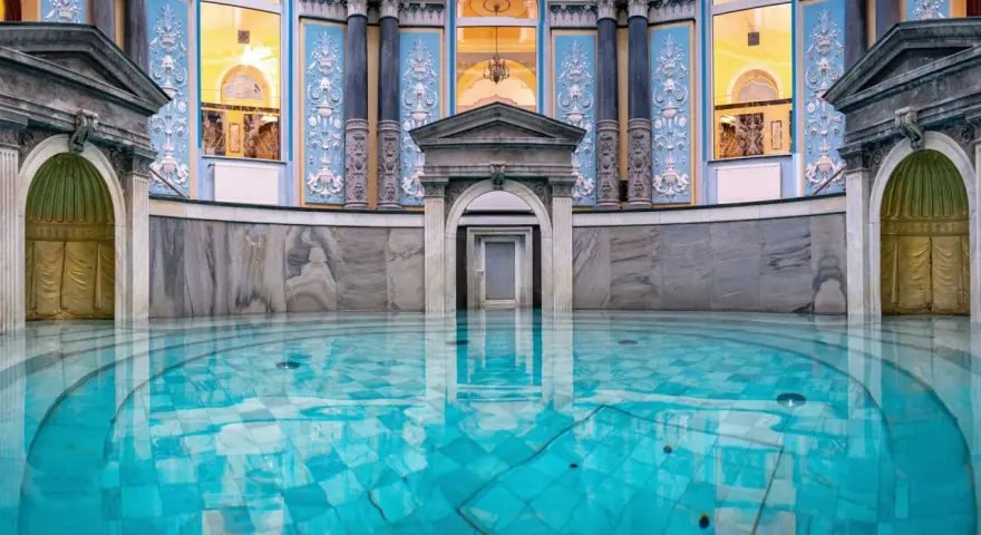 Wnętrze basenu w sanatorium Długopole-Zdrój. Sprawdź sanatorium Długopole-Zdrój cennik i zarezerwuj pobyt.