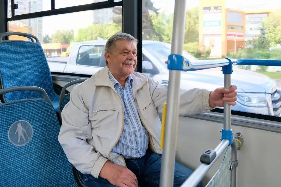 seniorzy w komunikacji miejskiej warszawa